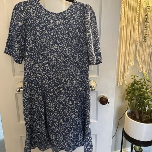 Old Navy Dresses & Skirts - Old Navy Blue Floral Keyhole Swing Dress